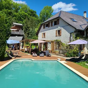 4 Personnes/piscine/proche Annecy-geneve Appartement